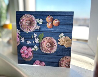 Carte de vœux pour l'Aïd, décorée de mithai et de desserts orientaux, avec enveloppe gaufrée à la main. Jalebi imprimé à l'intérieur. Intérieur vierge pour votre message.