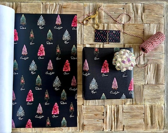 Ensemble de papier cadeau et d'étiquettes cadeaux « Sapins de Noël d'Europe », créé à partir de photographies originales prises à travers l'Europe. 1 feuille + 2 étiquettes