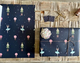 Papier cadeau Casse-Noisette et étiquettes assorties. Certifié FSC, 500 mm x 700 mm. 1 feuille + 2 étiquettes.