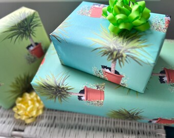 Papier cadeau représentant un chat endormi dans un pot de fleurs, créé à partir de photographies originales. Lot de 4 feuilles.