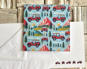 Carte de vœux représentant une aventure en montagne dans un SUV rouge, avec enveloppe gaufrée à la main