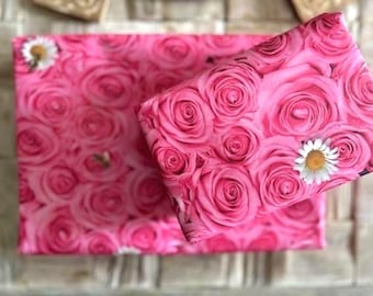 Papier cadeau Roses et Marguerites roses, créé à partir de photographies originales. Lot de 4 feuilles.
