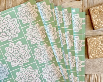 Papier cadeau fleurs géométriques menthe. Certifié FSC, non couché 120 g/m², 500 mm x 700 mm.  Lot de 4 feuilles