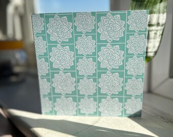 Carte de voeux fleurs géométriques avec enveloppe gaufrée à la main. Certifié FSC, vierge pour votre message à l'intérieur