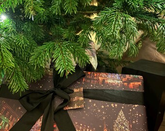 Ensemble de papier cadeau et d'étiquettes cadeaux inspiré des marchés de Noël de Strasbourg, créé à partir de photographies originales. 1 feuille de papier cadeau + 2 étiquettes.
