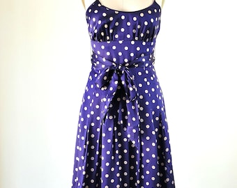 BCBG Paris sidenklänning med prickar från 1990-talet, marinblå sommarklänning i 1950-talsstil, liten