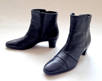 Vintage svarta läderstövlar, Y2K minimalistiska dragkedja, 7 smala, tillverkade i USA