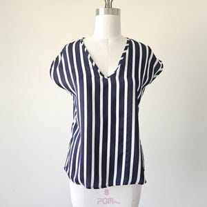 Vintage 1990er Jahre Seidenbluse, Studio 189 Navy Weiß gestreift, Sommer Top mit Flatterärmeln, Größe M, Made in USA