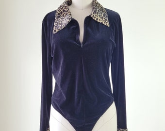 Fluwelen stretchbody uit de jaren 80 • Vintage romper met string • Turnpakje met kraag met luipaardprint • Medium - Large