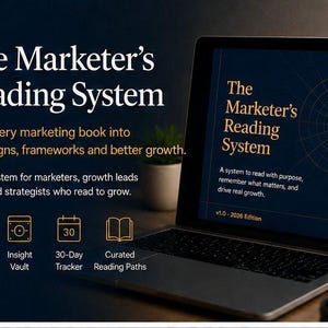 Op de afbeelding: Een laptop toont "The Marketer's Reading System" met een donkerblauwe achtergrond en witte tekst. Het scherm toont een systeem om met een doel te lezen. De afbeelding bevat pictogrammen voor een diepe leessjabloon, een insight vault, een 30-daagse tracker en gecureerde leespaden.