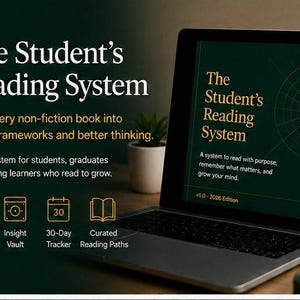 Op de afbeelding: Een laptop toont "The Student's Reading System", een systeem om non-fictieboeken om te zetten in ideeën. De afbeelding bevat pictogrammen voor een diepteleesjabloon, een inzichtkluis, een 30-dagen tracker en samengestelde leespaden.