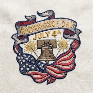Könnte beinhalten: Ein gestickter Aufnäher mit einer zentralen Freiheitsglocke, flankiert von zwei goldenen Sternen. Ein Banner darüber zeigt den Schriftzug INDEPENDENCE DAY JULY 4th in Goldfaden. Das Motiv ist von einer wehenden amerikanischen Flagge in Rot, Weiß und Blau umrahmt.