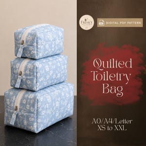 Op de afbeelding: Drie lichtblauwe gewatteerde toilettassen met een wit bloemenpatroon, verticaal gestapeld. Elke tas heeft een witte ritssluiting. De tekst luidt: Frisky Pattern, Digital PDF Pattern, Quilted Toiletry Bag, A0/A4/Letter, XS to XXL.