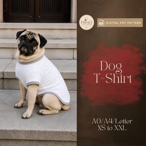 Może przedstawiać: Biała koszulka dla psa z szarym wykończeniem noszona przez mopsa. Obraz zawiera tekst Frisky Pattern, Digital PDF Pattern, Dog T-Shirt oraz A0/A4/Letter XS to XXL. Projekt jest prezentowany jako cyfrowy wykroj krawiecki dla zwierząt.