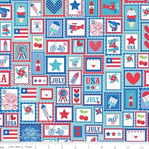 Könnte beinhalten: Ein hellblauer Stoff mit einem sich wiederholenden Muster aus Briefmarken-Designs. Die Briefmarken zeigen patriotische Bilder wie Flaggen, Sterne, Herzen und Feuerwerk in Rot, Weiß und Blau. Einige Briefmarken enthalten den Text "USA" und "July".