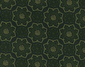 Pode incluir: Tecido verde escuro com um padrão floral repetitivo. O design apresenta flores estilizadas em um arranjo hexagonal, delineadas em um tom mais claro de verde. O fundo é de cor verde escuro sólido, criando uma aparência texturizada.