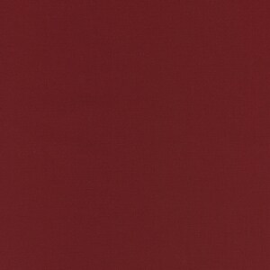 Może przedstawiać: Gładka, bordowa tkanina o subtelnej, tkanej fakturze. Kolor to głęboki, bogaty odcień czerwieni, z lekko stonowanym tonem. Tkanina wydaje się być średniej gramatury, odpowiednia do różnych projektów rzemieślniczych lub szycia.