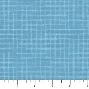 Puede incluir: Primer plano de una tela azul claro con un sutil patrón de trama cruzada. La tela se mide con una regla en pulgadas, mostrando un ancho de 5 pulgadas. La textura parece suave y el color es un azul sólido y apagado.