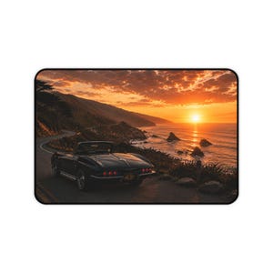 Puede incluir: Un coche deportivo descapotable negro aparcado en una carretera costera durante una vibrante puesta de sol naranja. El vehículo cuenta con luces traseras redondas y una matrícula, con vistas al océano, acantilados rocosos y nubes.