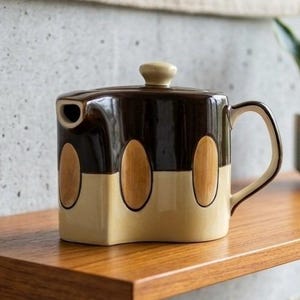 ヴィンテージ MCM ティーポット、ハーマン・ドッジ＆サン製ブラウンセラミック腎臓型ティーポット、1970年代レトロキッチン装飾、アトミック時代のティーポット