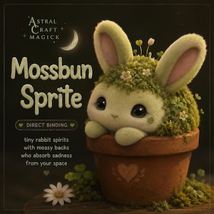 Pode incluir: Ilustração de um Mossbun Sprite, um pequeno espírito coelho com as costas musgosas, num vaso de terracota. O coelho tem olhos grandes e expressivos, e seu corpo é coberto de musgo verde e pequenas flores. A imagem inclui o texto "Astral Craft Magick".