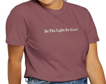 Be the Light Be Kind-geborduurd T-shirt