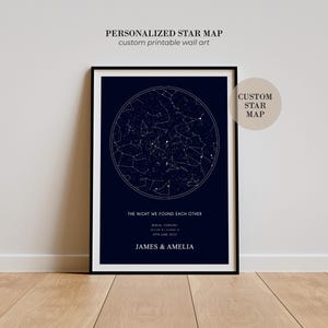 Può includere: Una stampa da parete incorniciata con una mappa stellare circolare blu scuro e costellazioni bianche. Il testo recita: PERSONALIZED STAR MAP, custom printable wall art, THE NIGHT WE FOUND EACH OTHER, BERLIN, GERMANY, 19TH JUNE 2020, JAMES & AMELIA.
