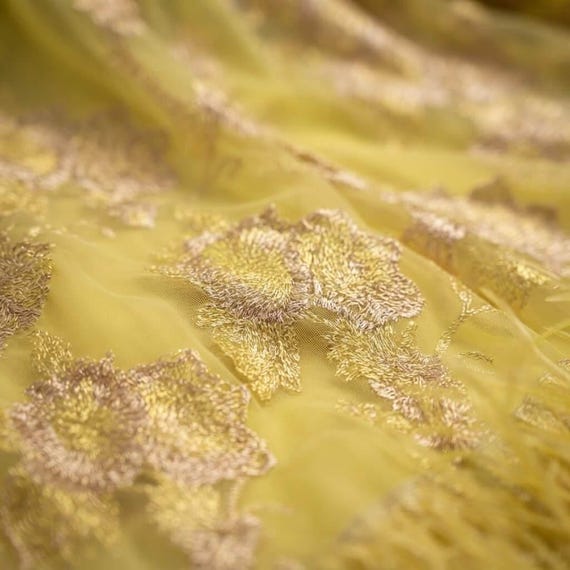 Caftan Solaire Jaune en Plumes et Fils d'Or — vue 16