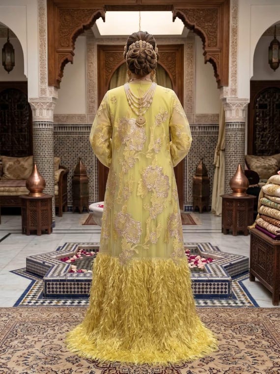 Caftan Solaire Jaune en Plumes et Fils d'Or — vue 13