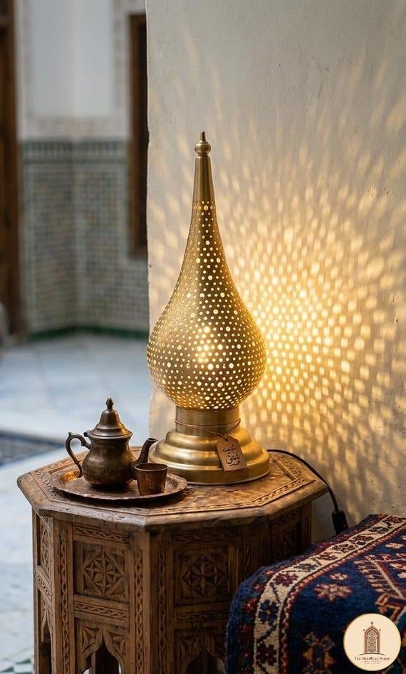 Lampe de table marocaine en laiton massif - Luminaire artisanal perforé fait main - Pièce unique décoration salon luxe - Cadeau original