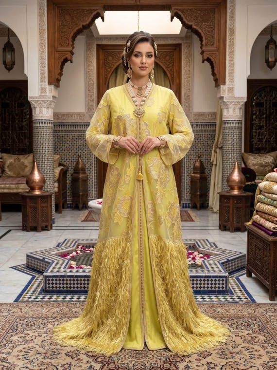 Caftan Solaire Jaune en Plumes et Fils d'Or — vue 14