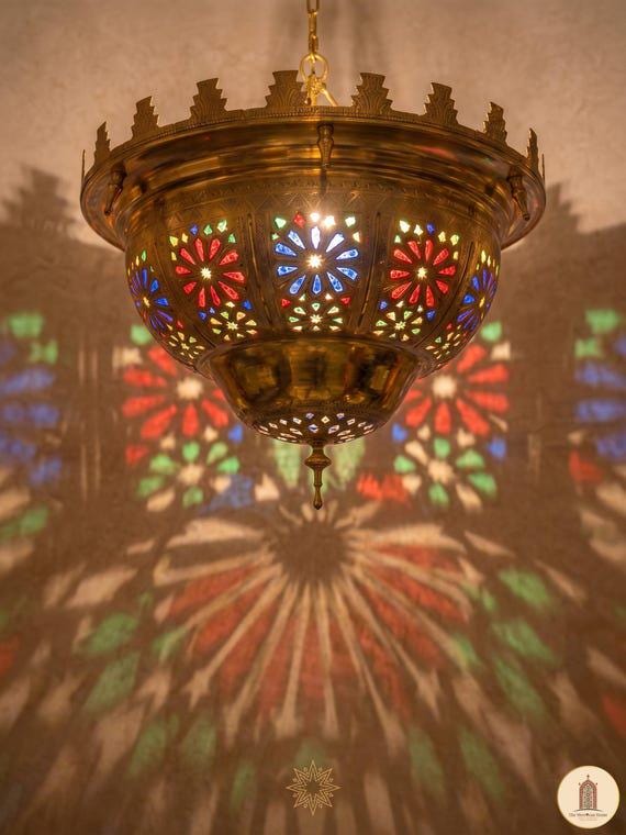 Suspension Laiton Massif et Vitrail Marocain - Luminaire Artisanal Fait Main - Lustre Orientale de Luxe pour Salon Boho Chic