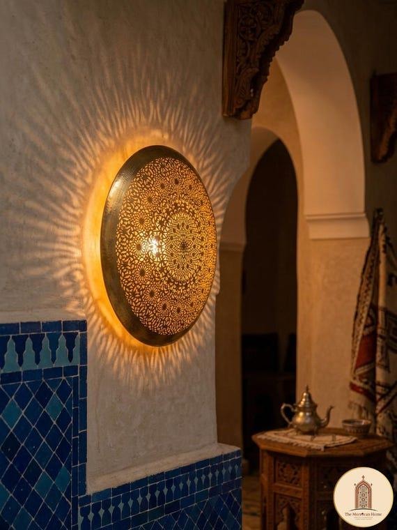 Applique Murale Laiton Massif Marocaine - Luminaire Artisanal Fait Main - Décoration Salon Bohème - Éclairage Mural de Luxe — vue 3