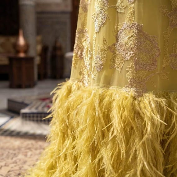 Caftan Solaire Jaune en Plumes et Fils d'Or — vue 19