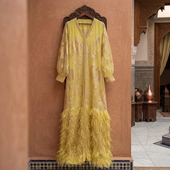 Caftan Solaire Jaune en Plumes et Fils d'Or — vue 17
