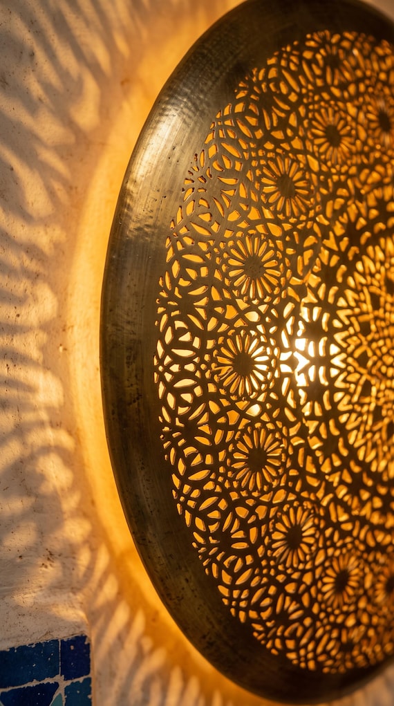 Applique Murale Laiton Massif Marocaine - Luminaire Artisanal Fait Main - Décoration Salon Bohème - Éclairage Mural de Luxe — vue 8
