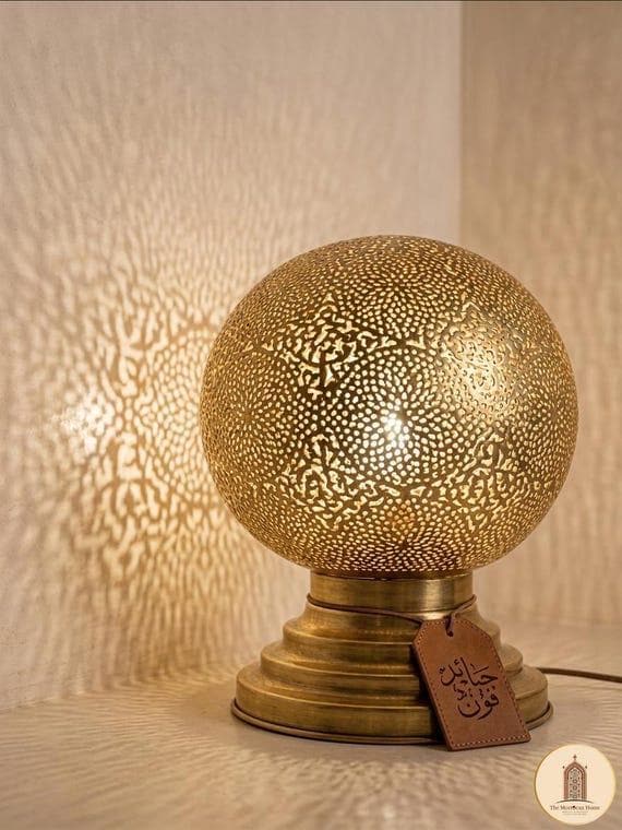Suspension Laiton Massif Marocaine - Luminaire Artisanal Fait Main - Éclairage Salon Bohème Chic - Pièce Unique d'Héritage
