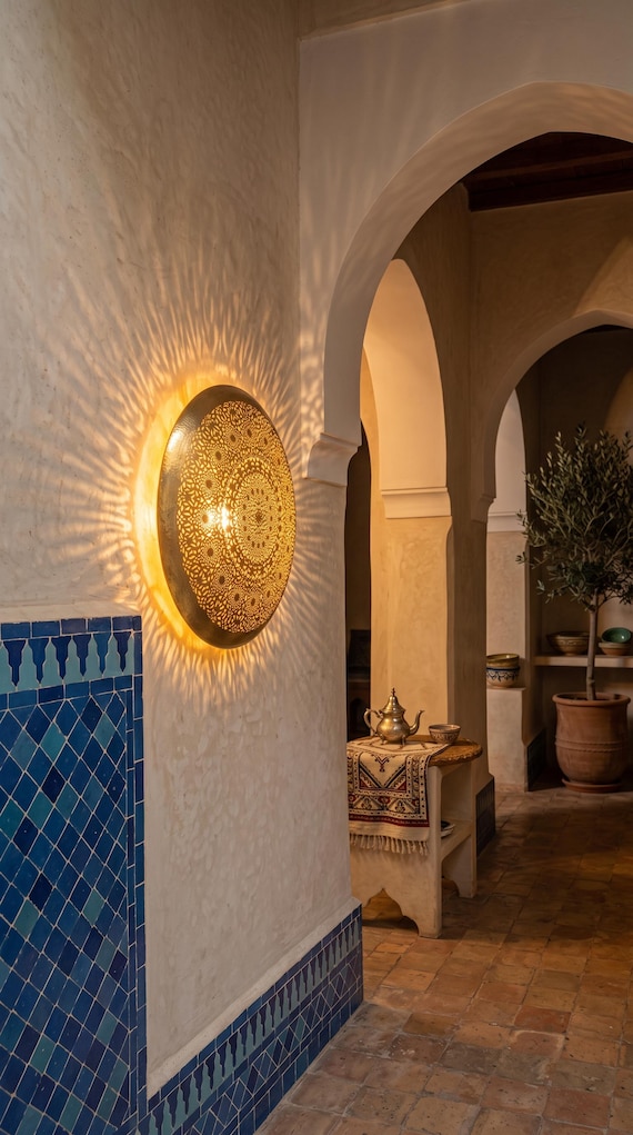 Applique Murale Laiton Massif Marocaine - Luminaire Artisanal Fait Main - Décoration Salon Bohème - Éclairage Mural de Luxe — vue 9