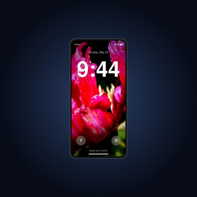 Puede incluir: Un tel&eacute;fono inteligente con marco oscuro que muestra una pantalla de bloqueo. La pantalla muestra la hora 9:44, la fecha domingo 25 de mayo y un fondo de pantalla floral rojo vibrante. Los iconos de linterna y c&aacute;mara est&aacute;n en la parte inferior con el texto deslizar para desbloquear.
