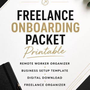 Peut inclure: Un document blanc avec du texte noir et doré indiquant FREELANCE ONBOARDING PACKET Printable, REMOTE WORKER ORGANIZER, BUSINESS SETUP TEMPLATE, DIGITAL DOWNLOAD et FREELANCE ORGANIZER. Un carnet noir et un stylo sont visibles en bas à gauche.
