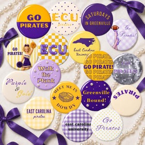 Könnte beinhalten: Eine Sammlung runder Buttons in Lila, Gold und Weiß mit Text und Grafiken zur East Carolina University. Designs beinhalten die Wörter "Go Pirates", "ECU" und "Saturdays in Greenville."