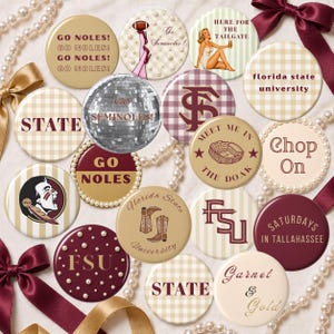 Könnte beinhalten: Eine Sammlung runder Ansteckbuttons mit Motiven der Florida State University, darunter Texte wie GO NOLES, CHOP ON und SATURDAYS IN TALLAHASSEE sowie Grafiken einer Discokugel, Cowboystiefeln, einem Stadion und einem Maskottchen-Logo.