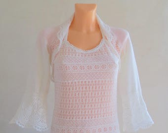 Handgemaakte kanten bolero, gehaakt Victoriaans trouwvest met wijde mouwen en witte opengewerkte bloemen. Bruidsshrug