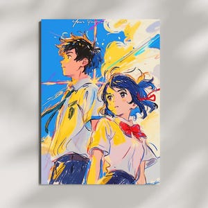 Può includere: Un'illustrazione digitale con due personaggi in stile anime in piedi schiena contro schiena su un cielo blu brillante con strisce di luce gialla. Il personaggio maschile indossa una camicia bianca con cravatta, mentre quello femminile indossa una camicia bianca con un fiocco rosso. Il testo Your Name è visibile in alto.
