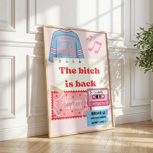 Puede incluir: Un póster rectangular de pared con una camiseta de hockey azul claro con el nombre GRAHAM y el número 44, el texto The bitch is back, un casete rosa etiquetado como Crushing y un boleto azul que dice BRIAR U HOCKEY GAME ADMIT ONE.