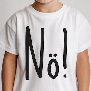 Könnte beinhalten: Ein weißes kurzärmeliges T-Shirt mit dem schwarzen Schriftzug Nö!, der in einer hohen, serifenlosen Schriftart mittig auf der Brust aufgedruckt ist. Das Kleidungsstück hat einen klassischen Rundhalsausschnitt und einen geraden Saum.