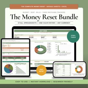 Könnte beinhalten: Das Money Reset Bundle ist ein Tabellenkalkulations-Set für Google Sheets und Excel mit drei passenden Trackern für Budget, Schulden und Rechnungen. Die Darstellung zeigt einen Computermonitor, ein Tablet und ein Smartphone mit Finanz-Dashboards, Tortendiagrammen und Balkengrafiken in grünen, beigen und dunkelbraunen Farbtönen.