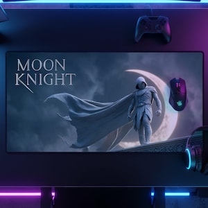 Op de afbeelding: Een rechthoekige bureaumat met een afbeelding van het personage Moon Knight staand op een richel met een grote halve maan op de achtergrond. De tekst MOON KNIGHT staat in het wit aan de linkerkant tegen een donkere, bewolkte lucht.