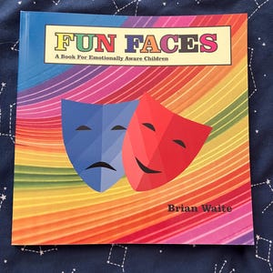 Pode incluir: Um livro quadrado intitulado FUN FACES: A Book For Emotionally Aware Children de Brian Waite. A capa apresenta uma máscara azul triste e uma máscara vermelha feliz centradas sobre um fundo de arco-íris vibrante e multicolorido com linhas curvas.