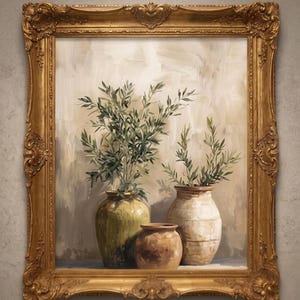 Könnte beinhalten: Gerahmtes Gemälde mit drei Vasen mit Olivenzweigen. Die Vasen sind in Grün-, Braun- und Cremetönen gehalten. Der verzierte goldene Rahmen umgibt das Kunstwerk, das einen neutralen Hintergrund mit Pinselstrichen hat.